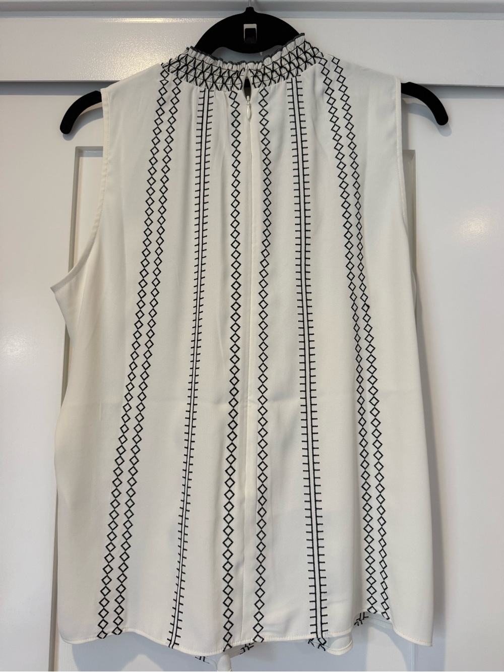 WHBM White House Black Market Embroidered Sleeveless Blouse | Size 8 - Picture 6 of 8